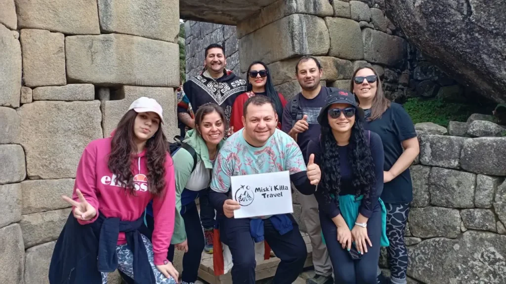 machu picchu turistas felices