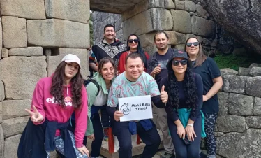 machu picchu turistas felices
