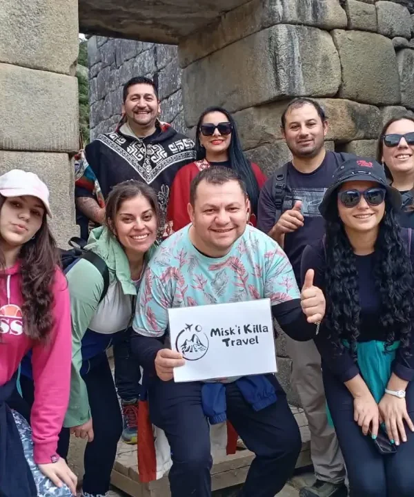 machu picchu turistas felices
