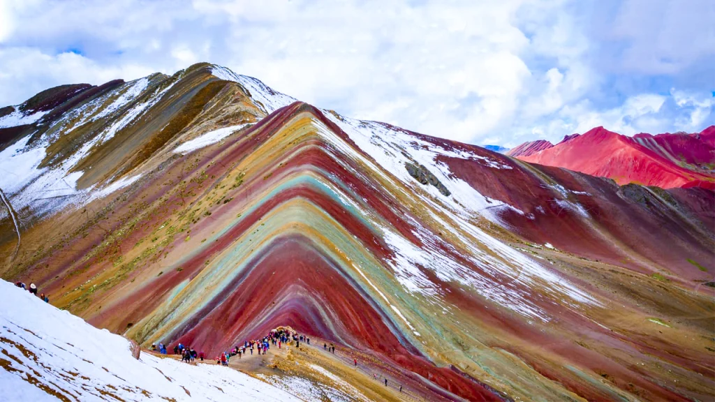 montaña de colores nieve
